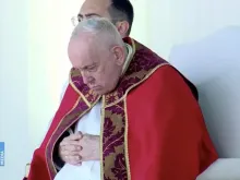 Papa Francisco reza durante missa no Cazaquistão