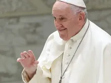 Papa Francisco cumprimenta os fiéis na Audiência Geral