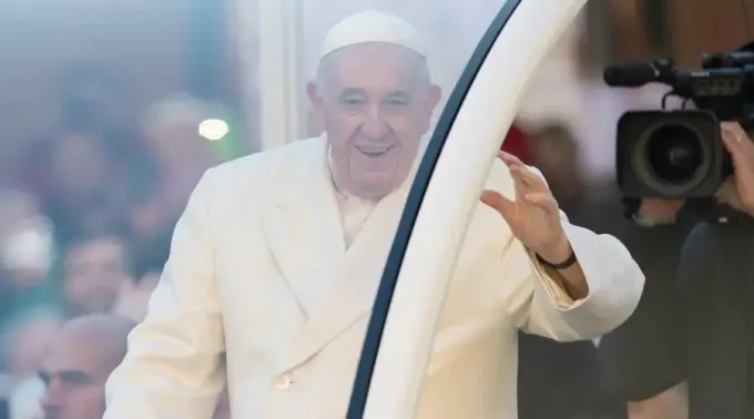 Papa_saluda_fieles_San_Pedro_Daniel.jpg ?? 