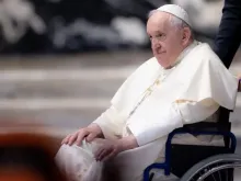 O papa Francisco em cadeira de rodas