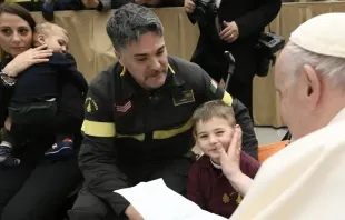 Papa Francisco com bombeiro
