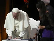 Papa Francisco assina documento