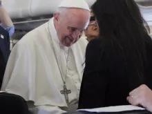 Papa abençoa o bebê de uma jornalista.