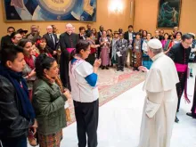 Papa Francisco e representantes indígenas no Vaticano.