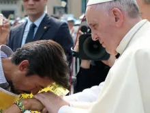 Papa Francisco abençoa um fiel, durante sua visita apostólica à Coreia do Sul em 2014.