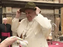 Papa Francisco veste chapéu dos escoteiros católicos franceses.
