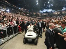 Papa Francisco entra na Papp László Sportaréna para encontro com jovens