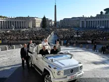 Papa Francisco chega à Praça de São Pedro