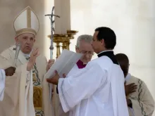 O papa Francisco celebra missa