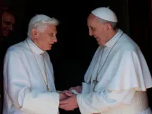 Bento XVI e o Papa Francisco. Foto L'Osservatore Romano