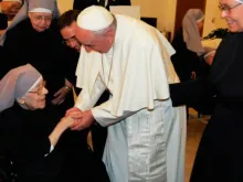 Papa Francisco durante a visita em Washington D.C. às Irmãzinhas dos Pobres.