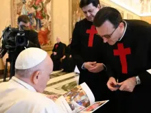 Papa Francisco e Camilianos. Crédito: EWTN