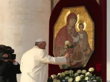 Papa coloca uma flor em um ícone da Virgem em uma Audiência Geral.