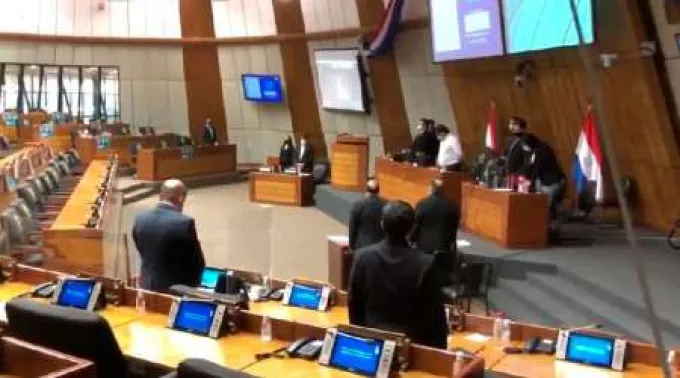 ParaguayDiputadosMinutoSilencio_301220.jpg ?? 