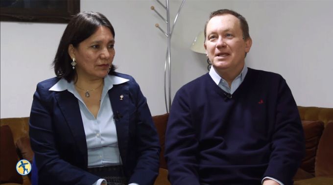 ParejaEsposos_AciTv_060816.gif ?? 