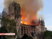 Catedral de Notre Dame em chamas neste 15 de abril de 2019. Captura de tela EWTN noticias.