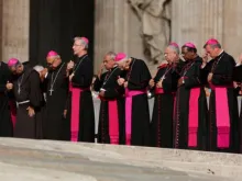 Um grupo de bispos participantes do Sínodo, durante a audiência geral de ontem na Praça de São Pedro. Foto Daniel Ibáñez