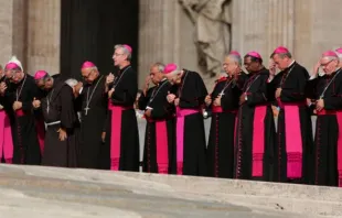 Um grupo de bispos participantes do Sínodo, durante a audiência geral de ontem na Praça de São Pedro. Foto Daniel Ibáñez