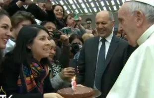 Papa Francisco recebe um bolo de aniversário na Sala Paulo VI de peregrinos mexicanos. Captura do Youtube