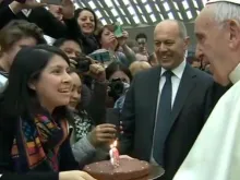 Papa Francisco recebe um bolo de aniversário na Sala Paulo VI de peregrinos mexicanos. Captura do Youtube
