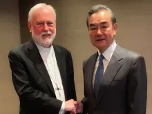 Dom Paul Richard Gallagher e Wang Yi. Crédito: Vatican Media