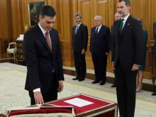 Pedro Sánchez promete ante a Constituição da Espanha, sem crucifixo e sem uma Bíblia.