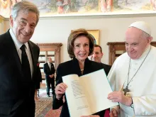 Paul e Nancy Pelosi visitam o papa Francisco