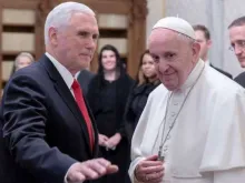 Mike Pence e o Papa Francisco no Vaticano. Crédito: EWTN-ACI Prensa Daniel Ibáñez