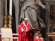 Papa Francisco na missa de Pentecostes hoje na Basílica de São Pedro.  Foto Petrik Bohumil