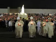 Cardeal António Marto e Dom António Augusto Azevedo na procissão das velas 