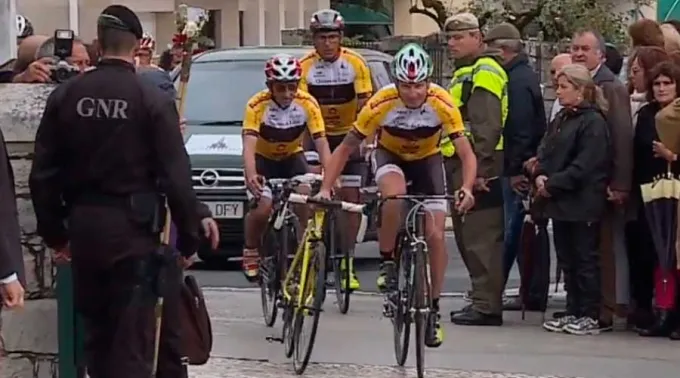 PeregrinoEnBicicletaLleganAFatima_CapturaYoutube_120517.jpg ?? 