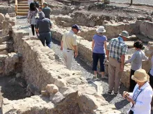 Peregrinos percorrem as ruínas de Magdala, cidade natal de Maria Madalena. Crédito: Cortesia Centro Magdala.