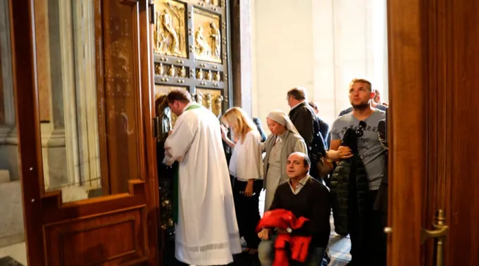 PeregrinosCruzanPuertaSantaEnBasilicaSanPedro_FlickrJubileeOfMercyCC_BY_NC_SA_20_091116.jpg ?? 
