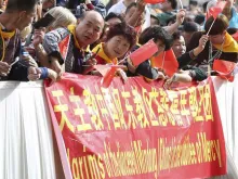 Grupo de peregrinos chineses na Praça de São Pedro, no Vaticano.