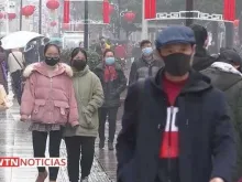 Pessoas com máscaras cirúrgicas na China. Créditos: EWTN Noticias