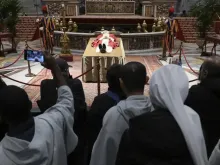 Pessoas rezando diante do corpo de Bento XVI