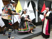 O Núncio Apostólico no Peru, dom Nicola Girasoli, dá a bênção ao presépio