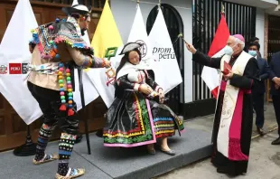 O Núncio Apostólico no Peru, dom Nicola Girasoli, dá a bênção ao presépio