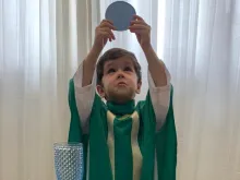 Pietro brincando de “celebrar a Missa” 