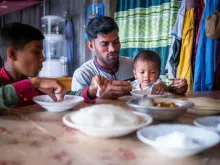 Noornobi toma café da manhã com seus sobrinhos em Bangladesh