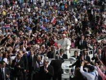 Papa Francisco diante de uma multidão na Praça de São Pedro. Crédito: Daniel Ibáñez