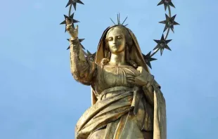 Nossa Senhora Auxiliadora na cúpula mais alta de sua Basílica de Turim