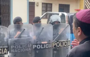Dom Rolando José Álvarez Lagos diante do cerco policial à cúria episcopal