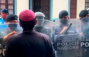 Dom Rolando Álvarez vigiado pela polícia nicaraguense
