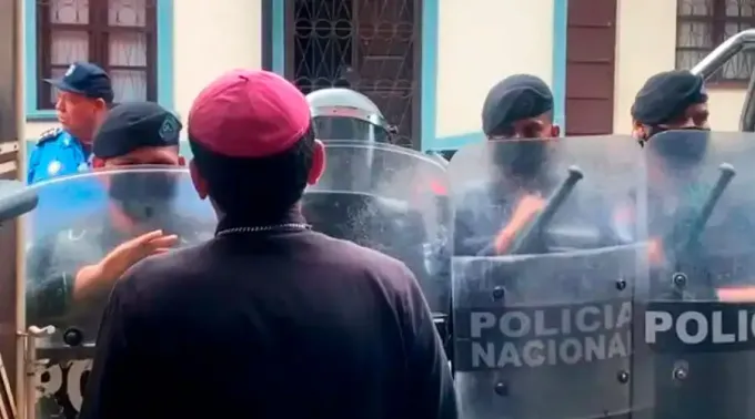 Policia-de-Nicaragua-vigila-a-Mons-Alvarez_Diocesis-Matagalpa_160822.webp ?? 