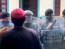 Dom Rolando Álvarez vigiado pela polícia nicaraguense