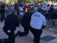 Policiais de joelhos em momento de oração por George Floyd. Crédito: Departamento de Correções e Reabilitação do Condado de Miami-Dade.