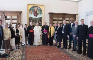 Papa Francisco junto aos membros da Comissão para a Tutela dos Menores.