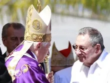 O Papa cumprimenta o presidente cubano Raul Castro durante sua visita pastoral à ilha.