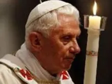 O Papa Bento XVI preside a Vigília Pascal no Vaticano